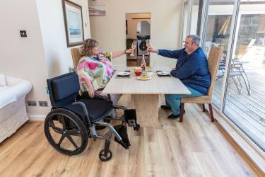 Invacare aktiv manuell rullstol tyngre brukare 300 kg Action Ampla trollyhjul uppfällbar