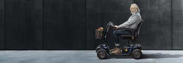 Invacare Leo elscooter på flyget skoter i bilen elskooter på resan promenadskoter säker scooter