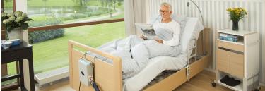 Invacare sängbord Sonnet Combi sidobord avlastningsyta matplats säng brickbord sänghylla