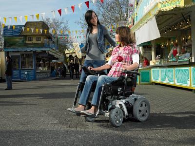 Invacare Storm 4 elrullstol inomhus utomhus bakhjulsdriven låg sitthöjd hjälpmedel permobil komfort