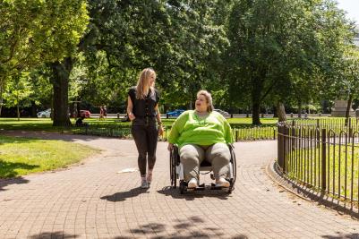 Invacare aktiv manuell rullstol tyngre brukare 300 kg Action Ampla trollyhjul uppfällbar