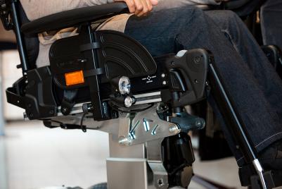 Invacare Storm 4 elrullstol inomhus utomhus bakhjulsdriven låg sitthöjd hjälpmedel permobil komfort