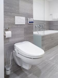 Aquatec Pure Bidet uppvärmd sits självrengörande nattljus handkontroll