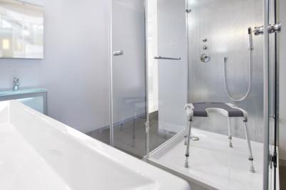 Aquatec Sorrento Duschpall med hygienurtag antilhalk-yta hopfällbar duschpall stabila flexifoot 