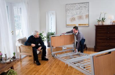 Invacare Etude Plus lätthanterlig hemsjukvård säng tiltbar delbar enkel hemvård hjälpmedel