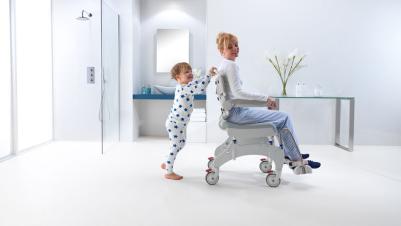 Aquatec Ocean Ergo duschstol på hjul toastol på hjul hygienstol på hjul fällbar toastol